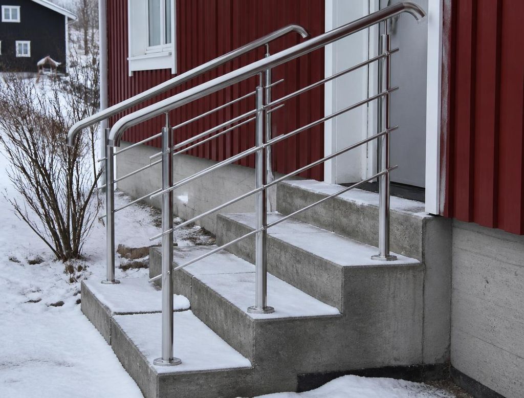 Rostfritt trappräcke med runda ståndare längs en betongtrappa i Mora